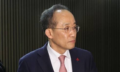 추경호 국민의힘 원내대표가 지난해 12월6일 저녁 서울 여의도 국회에서 의원총회가 정회된 뒤 의원들과 함께 회의장을 나오고 있다. 신소영 기자 viator@hani.co.kr