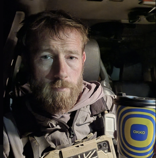 '스웜피'란 별명으로 주로 불린 영국인 크리스토퍼 개럿은 단 한순간도 국가상비군에 소속된 적이 없었지만, 2008년 미얀마 내전과 2014년, 2022년 러시아-우크라이나 전쟁에 '폭발물처리반(EOD)' 요원으로 참전한 국제자원병이다. 군인이 되고 싶었지만 부상으로 군복을 입지 못한 그는 용병이 아닌 의용군으로서 전장을 누비며 수많은 목숨을 구했고, 그 과정을 통해 자신의 삶의 의미를 찾고자 했다. X, @Swampy_EOD_Ukr