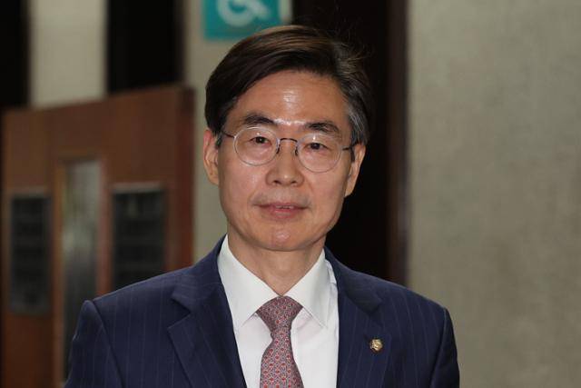 조경태 국민의힘 의원이 지난달 9일 국회에서 열린 당내 4선 의원 이상 회의에 참석하고 있다. 뉴시스