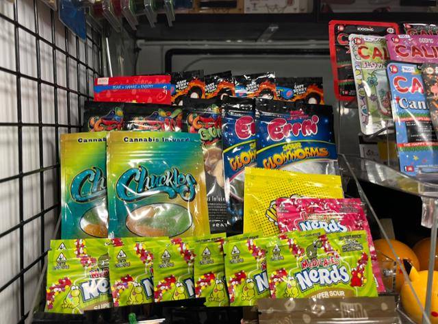 지난해 7월 태국 방콕의 한 노점에 대마 성분이 포함된 젤리가 진열돼 있다. 방콕=허경주 특파원