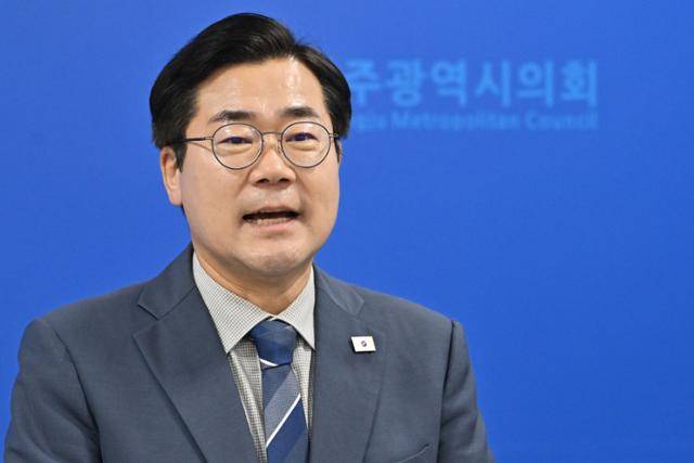 박찬대 더불어민주당 대표 후보가 7일 오전 광주 서구 광주시의회에서 기자회견을 열고 있다. 광주=뉴시스