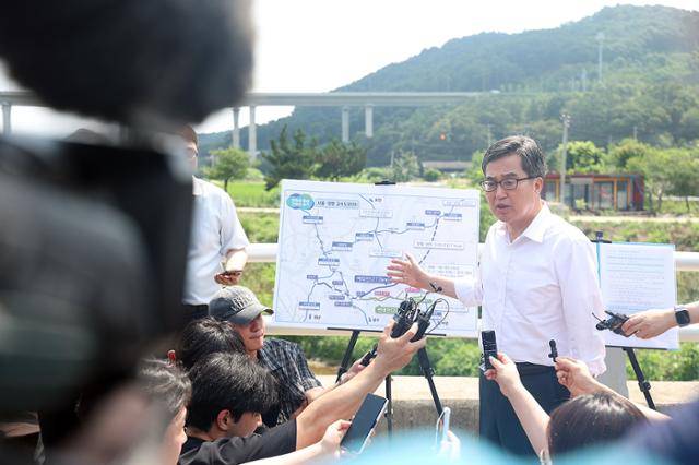 김동연 경기도지사가 8일 양평군 양서면 서울-양평고속도로 현장에서 기자회견을 갖고 있다. 경기도 제공