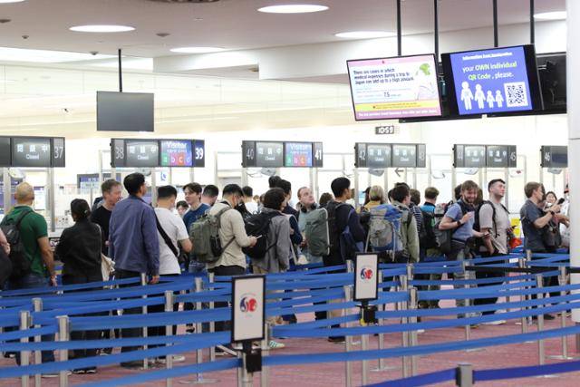 외국인들이 지난달 1일 일본 도쿄 하네다공항에서 입국 심사를 위해 대기하고 있다. 도쿄=연합뉴스