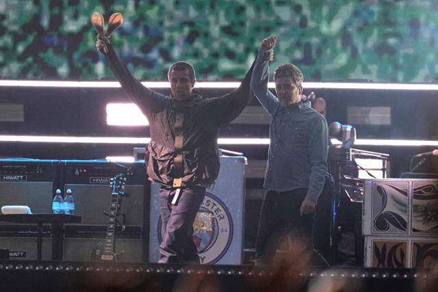 영국 록 밴드 오아시스의 보컬 리엄 갤러거(왼쪽)와 그의 형 노엘 갤러거가 4일 웨일스 카디프 프린시팰리티 스타디움 무대에 등장하고 있다. AP 연합뉴스