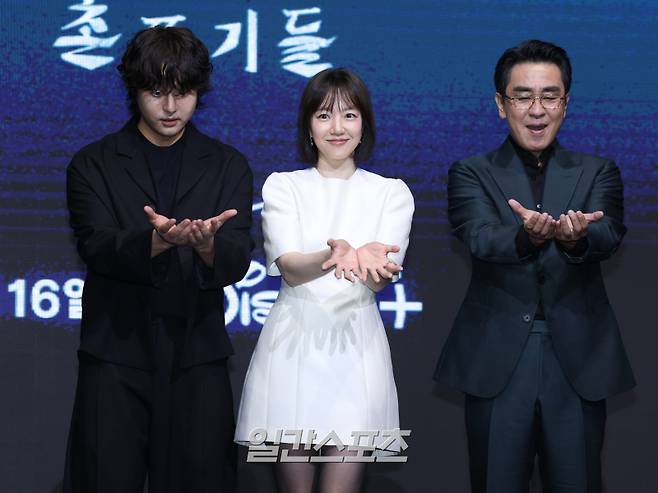 배우 양세종, 임수정, 류승룡이 8일 오전 서울 영등포구 콘래드호텔에서 열린 디즈니+ 오리지널 시리즈 '파인: 촌뜨기들' 제작발표회에 참석해 포토타임을 갖고 있다. 서병수 기자 qudtn@edaily.co.kr /2025.07.08/