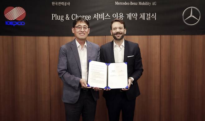 (사진 왼쪽부터) 이상원 한전 에너지신사업처 처장, 에릭 아우프리히트&nbsp;‘메르세데스-벤츠 모빌리티 AG’ 아시아 및 호주 지역 공공 충전 서비스 부문 총괄 상무