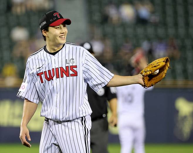 8일 오후 서울 잠실야구장에서 열린 2025 KBO리그 프로야구 LG트윈스와 키움히어로즈의 경기 5회초 1사 1루 임지열을 파울프라이로 처리한 임찬규가 1루수를 보며 웃고 있다. 잠실=김민규 기자 mgkim1@edaily.co.kr /2025.07.08/