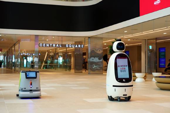 이스트폴에서 운영중인 순찰로봇과 청소로봇. [사진=KT에스테이트]