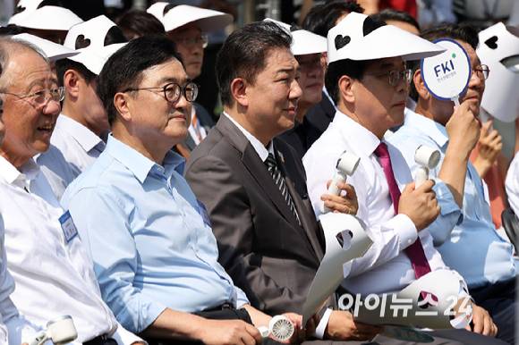 8일 서울 여의도 국회 사랑재에서 열린 K-바캉스 캠페인 "K-관광 올여름은 국내로 !"에 우원식 국회의장과 더불어민주당 김병기 당대표 직무대행 겸 원내대표, 국민의힘 송언석 비상대책위원장 겸 원내대표가 참석하고 있다. [사진=곽영래 기자]