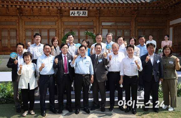 8일 서울 여의도 국회 사랑재에서 열린 K-바캉스 캠페인 "K-관광 올여름은 국내로 !"에 참석한 우원식 국회의장과 더불어민주당 김병기 당대표 직무대행 겸 원내대표, 국민의힘 송언석 비상대책위원장 겸 원내대표 등 참석자들이 구호를 외치고 있다. [사진=곽영래 기자]