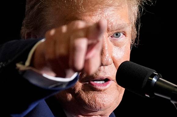 도널드 트럼프 미국 대통령이 러시아가 우크라이나 수도 키이우에 대대적으로 공습을 가하자, 이를 규탄하며 추가 공세 중단을 요구했다. [사진=AP/연합뉴스]