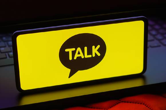 결혼을 전제로 동거 중이던 여자친구의 휴대폰에서 무음 처리된 대화창을 발견한 남성의 사연이 알려졌다. 사진은 AI로 생성한 이미지. [사진=챗GPT]