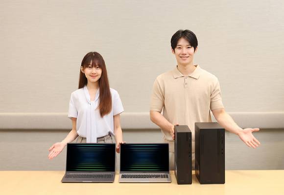 삼성스토어 청담에서 '갤럭시 북5'와 2025년형 '삼성 데스크탑' 라인업을 소개하는 모습 [사진=삼성전자]