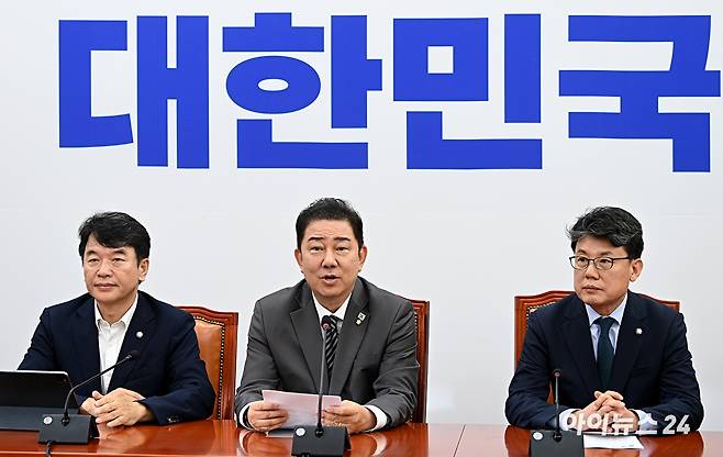 김병기 더불어민주당 당대표 직무대행 겸 원내대표가 8일 국회에서 열린 원내대책회의에서 발언하고 있다. [사진=곽영래 기자]