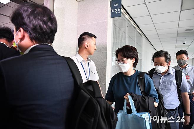 윤석열 전 대통령 배우자 김건희 여사와 관련한 의혹을 수사하는 민중기 특별검사팀이 8일 '공천개입 의혹'과 관련 윤상현 국민의힘 의원에 대한 압수수색을 진행중인 가운데 서울 여의도 국회 의원회관 윤 의원 사무실로 들어서고 있다. [사진=곽영래 기자]