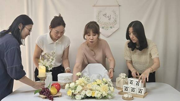 광주 남구 관계자들이 백일 상차림을 준비하고 있다. [사진=광주 남구]