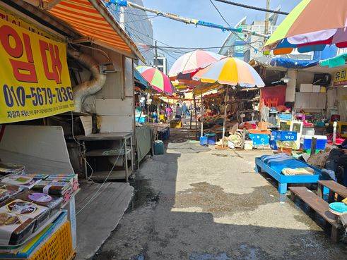 지난 1일 찾은 자갈치시장의 한 상가 건물에 ‘임대’ 현수막이 걸려 있다.