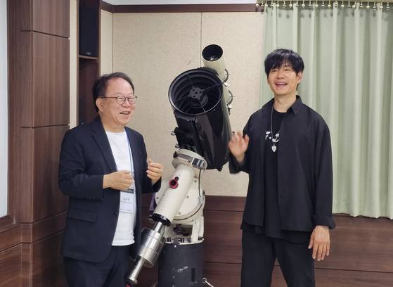 오준호 KAIST 석좌교수(왼쪽)와 배우 유준상씨가 얘기를 나누고 있다. [사진 한국천문연구원]