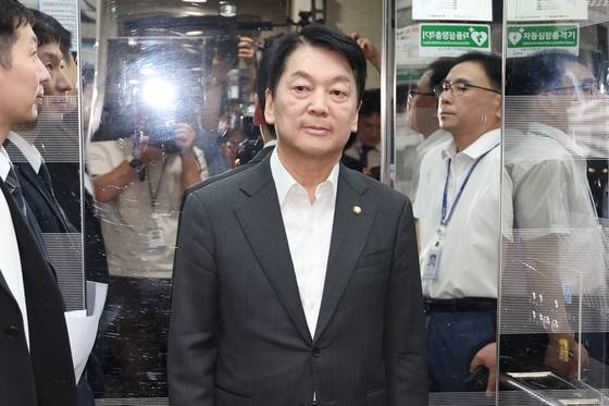 국민의힘 혁신위원장을 맡은 안철수 의원이 7일 국회 소통관에서 위원장을 사퇴하고 전당대회 출마 의사를 밝히는 기자회견을 한 뒤 승강기를 타고 떠나고 있다. 연합뉴스