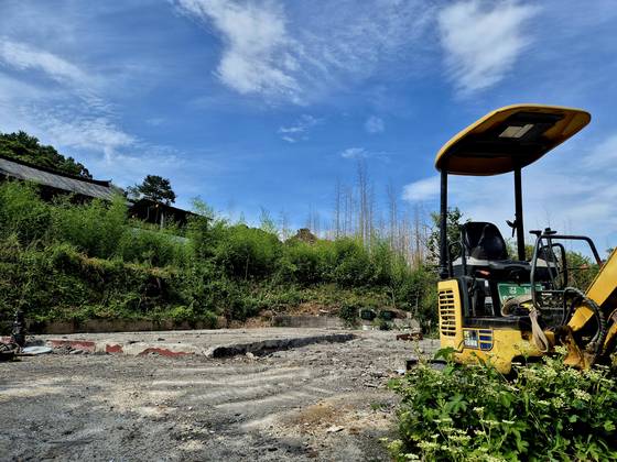 7일 오후 경남 산청군 시천면 외공마을에 산불로 전소된 집터가 주택 복구를 앞두고 있다. 안대훈 기자