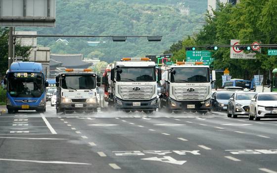 서울시 '물청소차'들이 도로에 물을 뿌리고 있다. 시는 올 여름 187대의 물청소차를 투입해 총 1973㎞구간을 하루 1~2회씩 물청소를 하고 있다. 사진 서울시