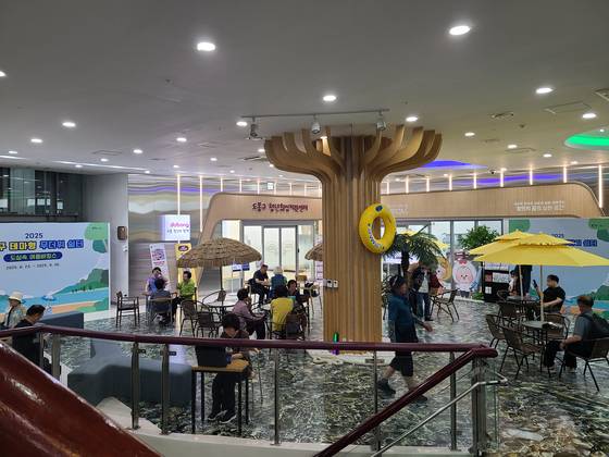 서울 도봉구청 1, 2층에 설치된 무더위쉼터. 2층에는 어린이를 위한 다양한 놀이기구도 설치돼 있다. 하루 이용객은 200명에 이른다. 사진 도봉구