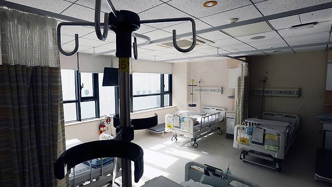 한 대형병원 입원실의 병상이 비어 있다. 송봉근 기자 ※기사 내용과 직접적인 관련 없음