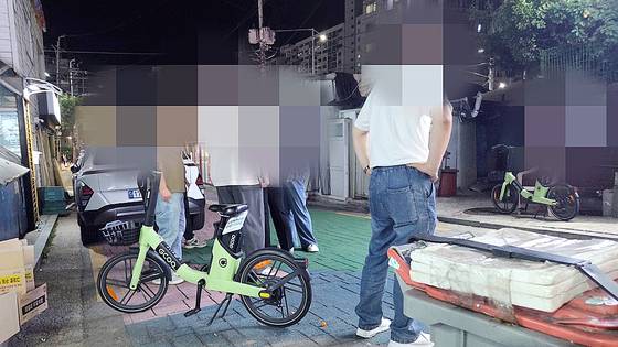 지난 4일 저녁 서울 노원구 수락산역 인근에서 형사들이 사복 차림으로 불법 보도방 관련 단속을 벌이고 있다. 신혜연 기자