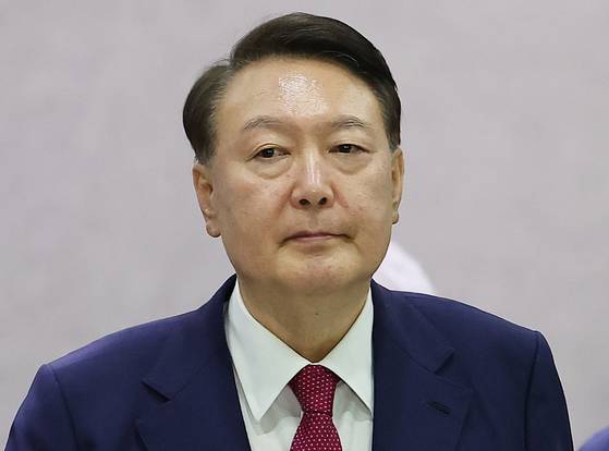 윤석열 전 대통령이 지난 5일 내란 특검 2차 조사를 마치고 조은석 특별검사팀 사무실이 있는 서울 서초구 서울고검을 나서고 있다. 연합뉴스