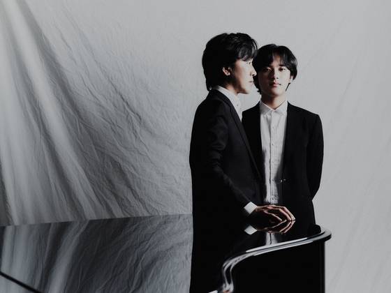 2017년부터 함께 하고 있는 사제 지간의 피아니스트 손민수(왼쪽)와 임윤찬. 이달 한 무대에서 연주한다. 사진 목프로덕션