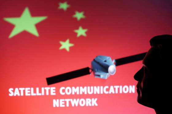 인공위성 네트워크와 중국 국기를 합성한 이미지. 로이터=연합뉴스