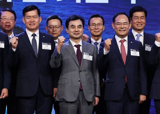 안규백 국방부 장관 후보자(가운데)가 8일 오전 서울 용산구 그랜드하얏트서울에서 열린 제1회 방위산업의 날 기념식에 참석해 기념촬영을 하고 있다. 앞줄 왼쪽부터 석종건 방위사업청장, 안 후보자, 임종득 국회 국방위원. 뉴스1