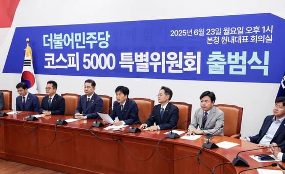 김병기 더불어민주당 대표직무대행 겸 원내대표가 23일 오후 국회에서 열린 ‘더불어민주당 코스피 5000 특별위원회 출범식’에 참석해 오기형 위원장의 발언을 듣고 있다. 김성룡 기자