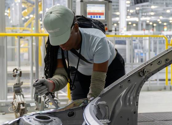 미국 조지아주 엘라벨에 현대자동차가 3월 준공한 현대차그룹메타플랜트아메리카(HMGMA)에서 여직원이 차량 조립 작업을 하고 있다. 현대차