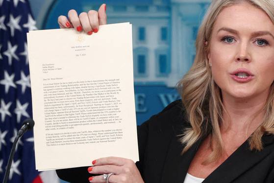 롤라인 레빗 백악관 대변인이 7일(현지시간) 워싱턴 D.C.  백악관 브래디 브리핑 룸에서 열린 일일 브리핑 중 도널드 트럼프 미국 대통령이 한국 대통령 이재명에게 보낸 서한을 들고 발언하고 있다. 로이터