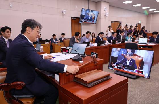 지난 3일 법제사법위원회 전체회의에서 더불어민주당이 발의한 검찰개혁 4법 상정 및 9일 관련 공청회 개최가 채택됐다. 사진은 이춘석 법사위원장이 의사봉을 두드리는 모습. [연합뉴스]