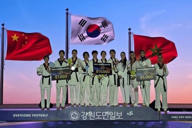 ▲ 한국 여자 파워태권도 국가대표팀 선수단이 8일 춘천송암스포츠타운에어돔에서 열린 2025 WT 월드컵 팀 챔피언십 시리즈 여자 단체전에서 금메달을 차지한 뒤 중국, 모로코 선수단과 함께 시상대에 올라 있다. 한규빈 기자