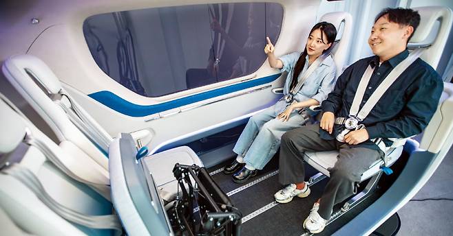 현대트랜시스는 실내 공간 활용도를 높이고 무게를 줄인 경량화 디자인을 적용한 도심항공교통(UAM) 캐빈 콘셉트를 개발했다. 이 UAM 시트는 지난 1일 ‘2025 레드닷 디자인 어워드’ 기차·비행기·선박 부문에서 본상을 받았다. 현대트랜시스 연구원들이 UAM 캐빈 콘셉트를 살펴보고 있다.  현대트랜시스 제공