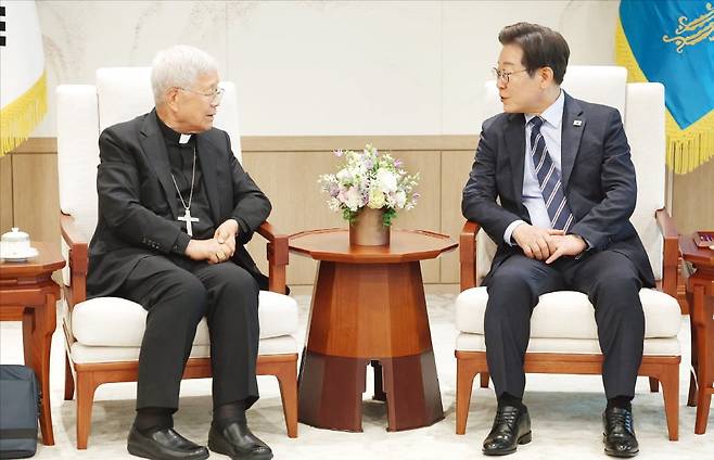 < 유흥식 추기경 만난 李 “남북 평화 위해 교황청 역할 기대” > 이재명 대통령이 7일 용산 대통령실에서 유흥식 추기경을 만나고 있다. 이 대통령은 이날 접견에서 “대한민국의 평화﻿ 등에 천주교가 각별히 관심을 두고 계시다”며 “남북 관계 개선에 교황청이 역할을 많이 해달라”고 당부했다.  김범준 기자