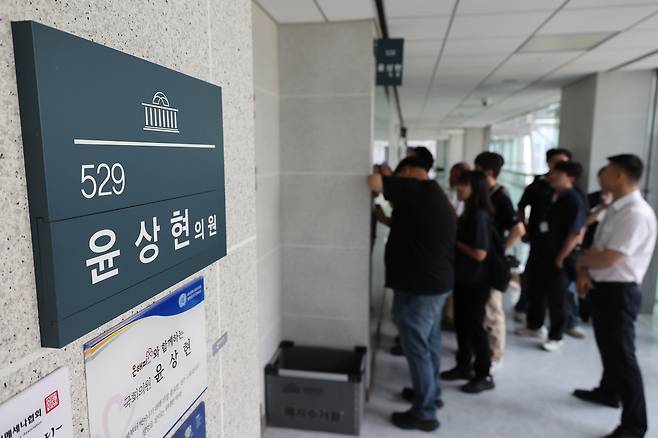 윤석열 전 대통령 배우자 김건희 여사와 관련한 의혹들을 수사하는 민중기 특별검사팀이 ‘공천 개입’ 의혹 관련자들을 상대로 전격적인 동시다발 압수수색에 나선 8일 서울 여의도 국회의원회관 내 윤상현 의원실 앞에 취재진이 대기하고 있다. 연합뉴스