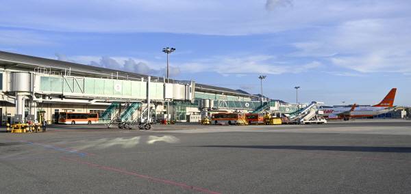 김해공항 국제선 청사에서 대기 중인 항공기들. 국제신문DB