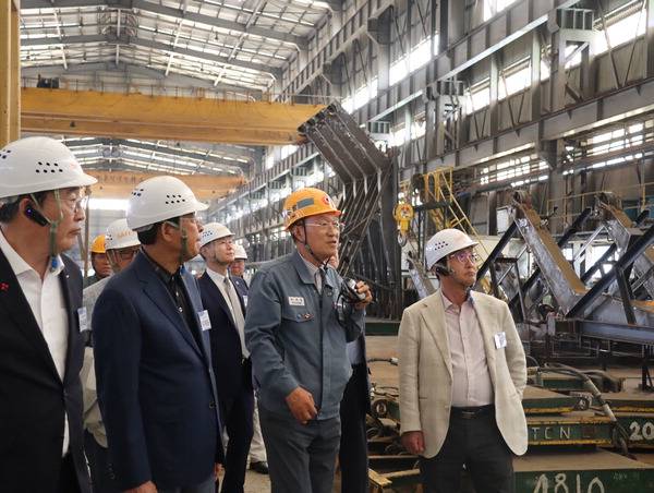 지난 3일 부산 강서구 오리엔탈정공에서 열린 ‘CTO와의 만남’에서 박세철(앞줄 왼쪽 세 번째) 오리엔탈정공 회장과 이수태(맨 왼쪽·CTO평의회 의장) 파나시아 회장 등이 해상 크레인 생산 현장을 살펴보고 있다.  부산과학기술협의회 제공