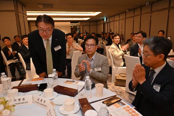 8일 서울 강남구 조선펠리스 호텔에서 열린 ‘부산시 수도권 금융기관 투자 유치 설명회’에서 이명호 부산국제금융진흥원장이 인사하자 부산시 남동우 금융창업정책관 등 참석자들이 박수를 치고 있다.  김정록 기자