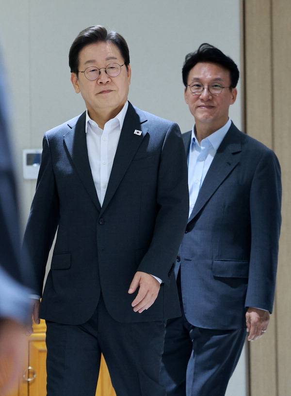 이재명 대통령이 8일 열린 국무회의에 입장하고 있다.  대통령실통신사진기자단