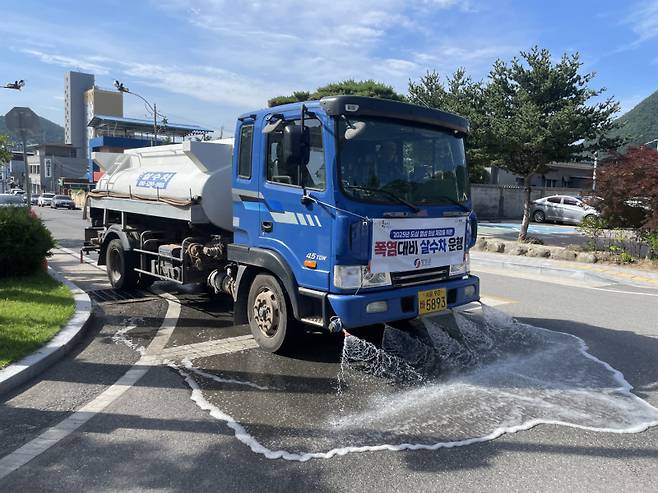 시내 도로 열기를 식히기 위해 살수차가 물을 뿌리고 있다. 영양군 제공