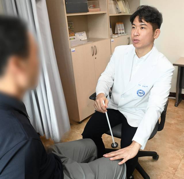 한양대병원 신경과 성원재 교수(오른쪽)가 타진기를 활용해 스타틴 연관 근육병증이 의심되는 환자의 허벅지 근육 상태를 점검하고 있다.