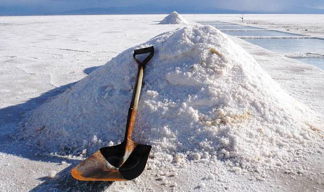 염전에서 생산 중인 천일염. 위키피디아