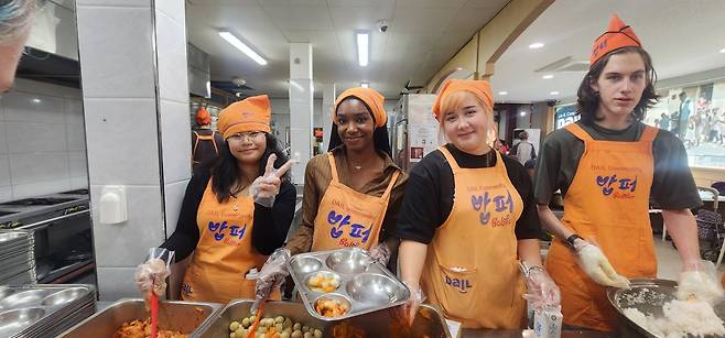 미국 텍사스주립대 학생들이 지난해 서울 동대문구 밥퍼나눔운동본부를 찾아 배식 봉사를 하고 있다. 다일공동체 제공