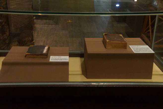 최초로 한글 완역된 공인역 구약성서(오른쪽). 1911년 총 2만 부가 발행됐다. 사진 왼쪽은 1911년 발행한 국한문 신약전서. 성서번역자회에서 번역해 대영성서공회에서 발행했다.