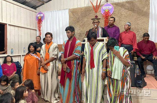 브라질 북부 페루 접경 아마존 인디오 마을 ‘부활교회’ 교인들이 예배를 드리는 모습. 김용환 선교사 제공